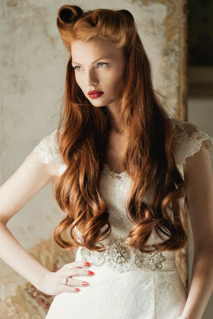 coiffure pin up cheveux longs cuivrs manucure rouge robe de marie